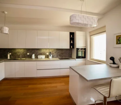 Budva'nın tam merkezinde, 2 yatak odalı lüks daire kiralık