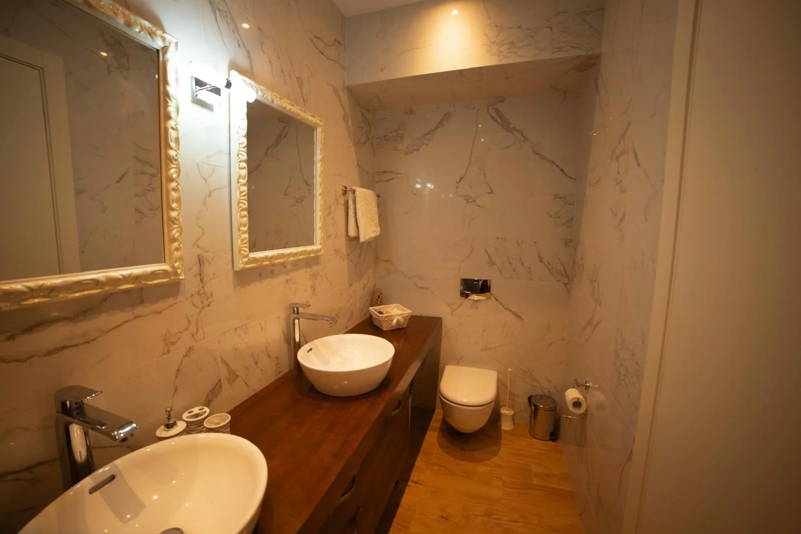 Budva'nın tam merkezinde, 2 yatak odalı lüks daire kiralık