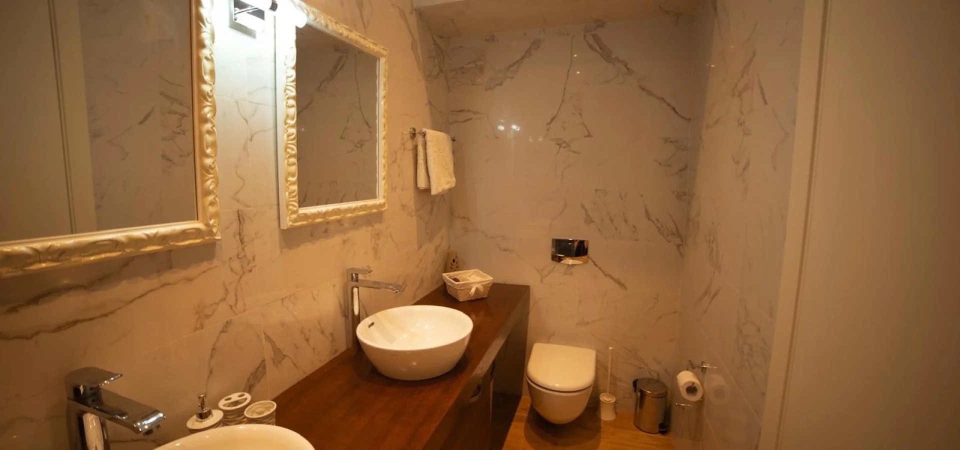 Budva'nın tam merkezinde, 2 yatak odalı lüks daire kiralık