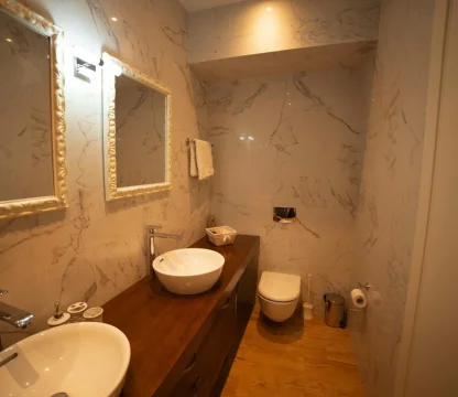 Budva'nın tam merkezinde, 2 yatak odalı lüks daire kiralık