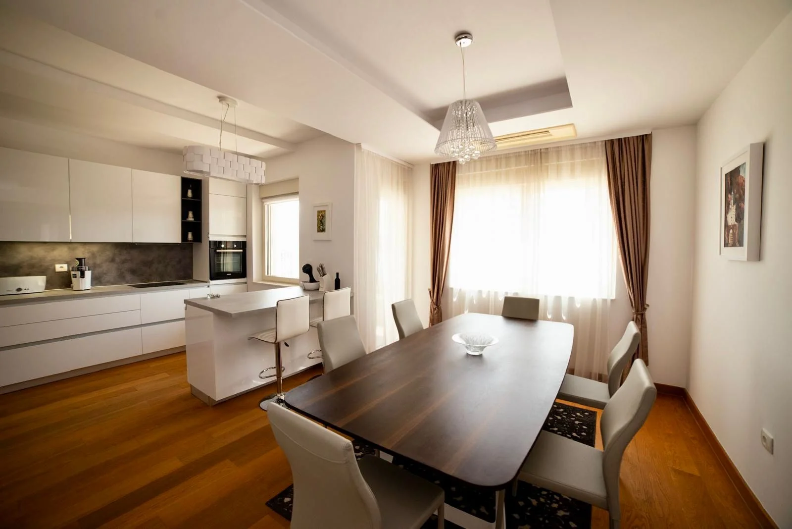 Budva'nın tam merkezinde, 2 yatak odalı lüks daire kiralık