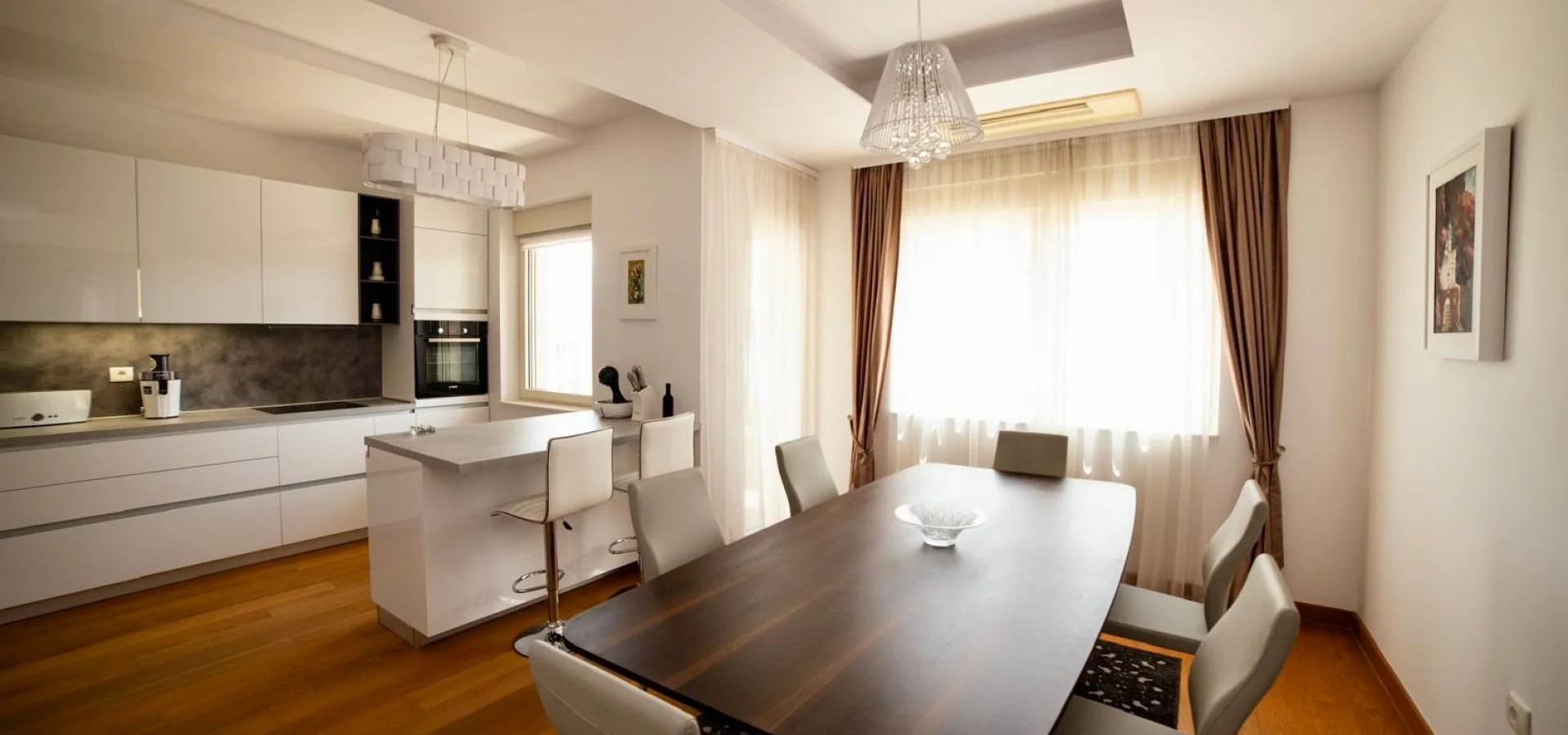 Budva'nın tam merkezinde, 2 yatak odalı lüks daire kiralık