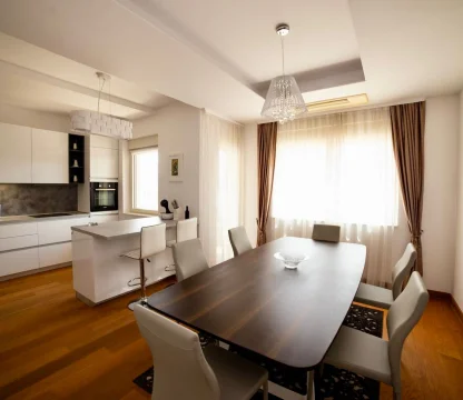 Budva'nın tam merkezinde, 2 yatak odalı lüks daire kiralık