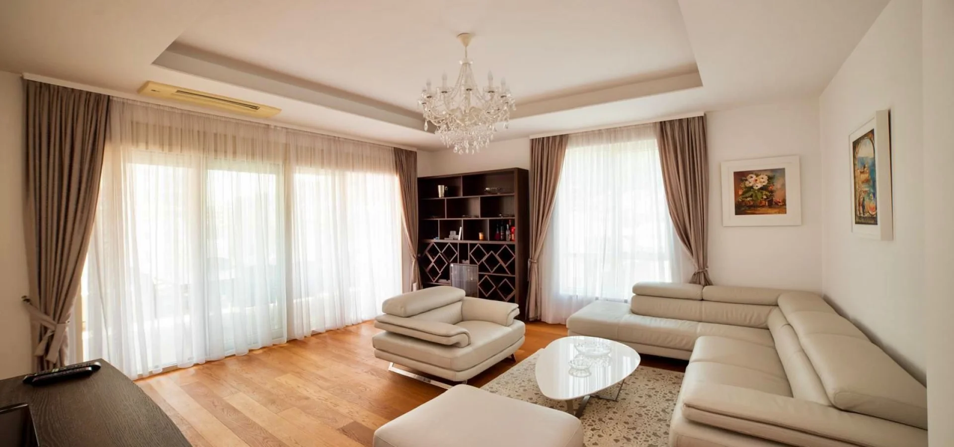 Budva'nın tam merkezinde, 2 yatak odalı lüks daire kiralık