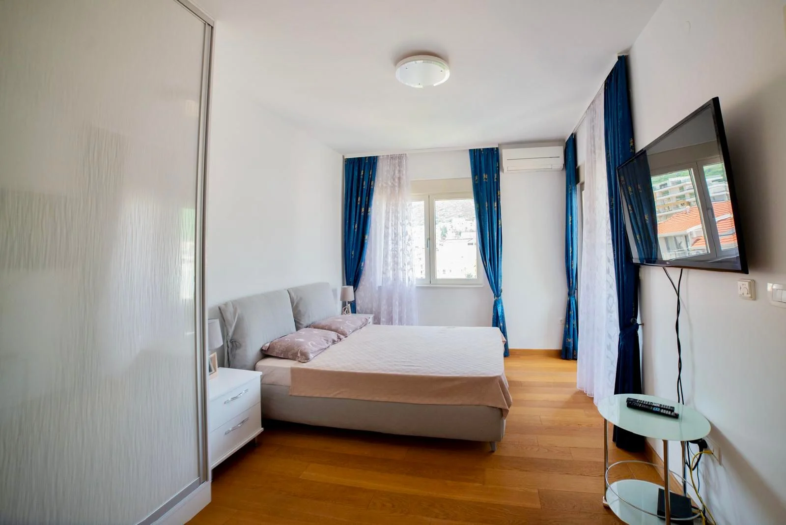 Budva'nın tam merkezinde, 2 yatak odalı lüks daire kiralık