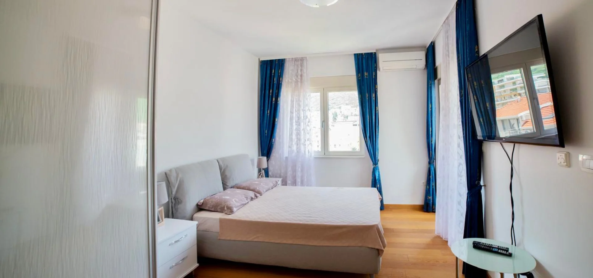 Budva'nın tam merkezinde, 2 yatak odalı lüks daire kiralık