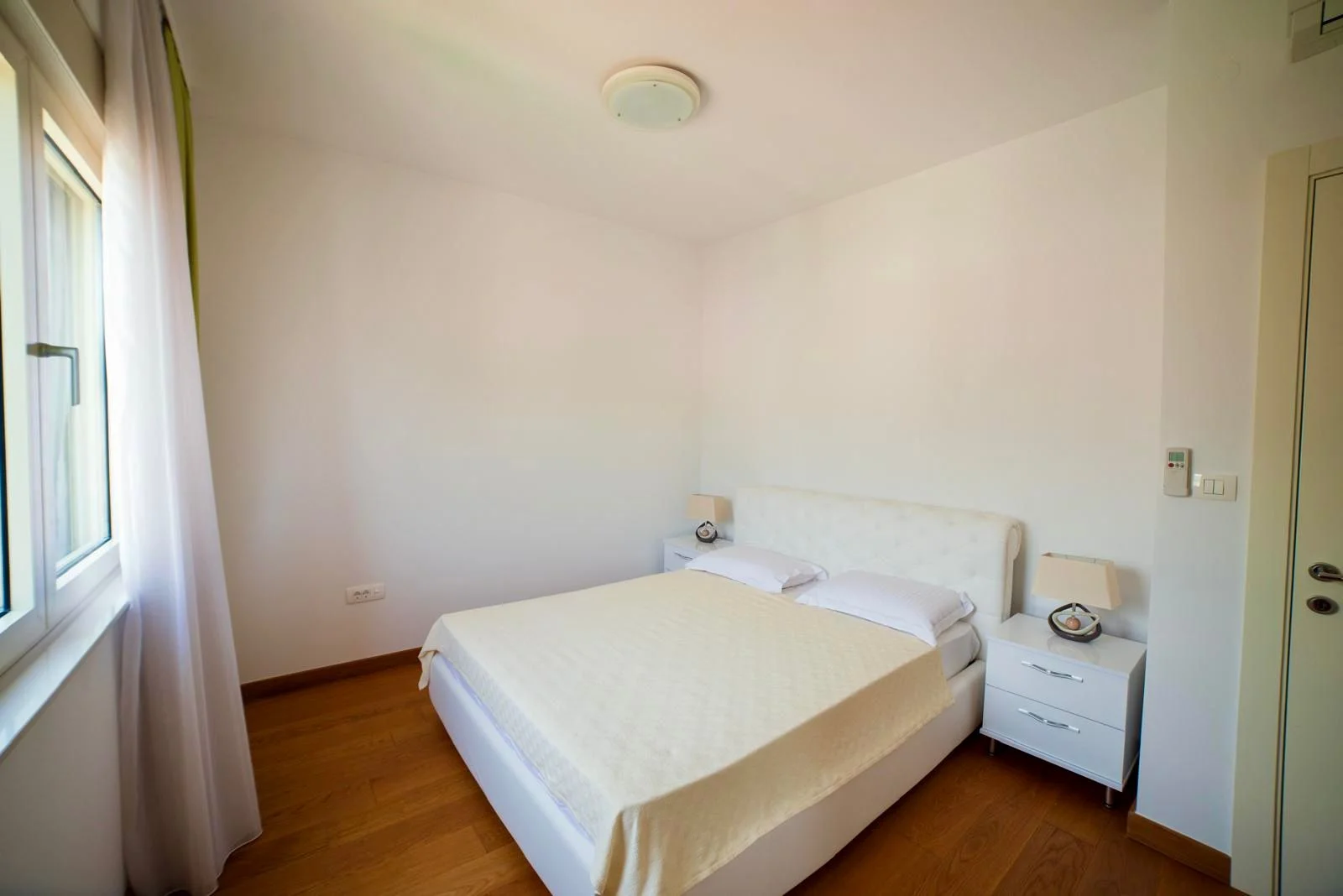 Budva'nın tam merkezinde, 2 yatak odalı lüks daire kiralık