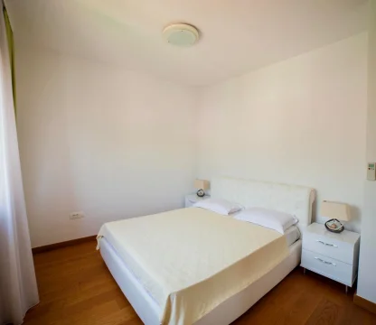 Budva'nın tam merkezinde, 2 yatak odalı lüks daire kiralık