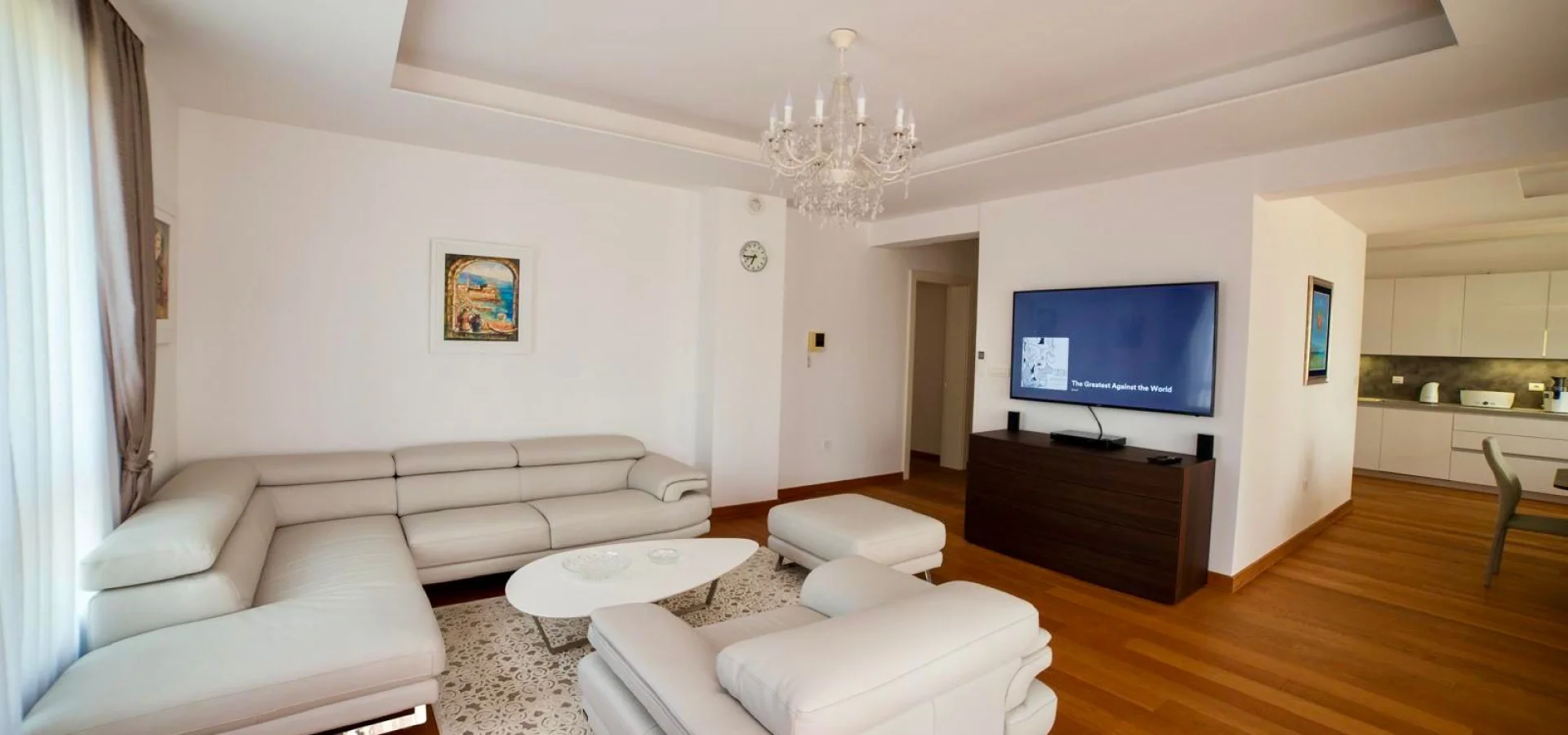 Budva'nın tam merkezinde, 2 yatak odalı lüks daire kiralık