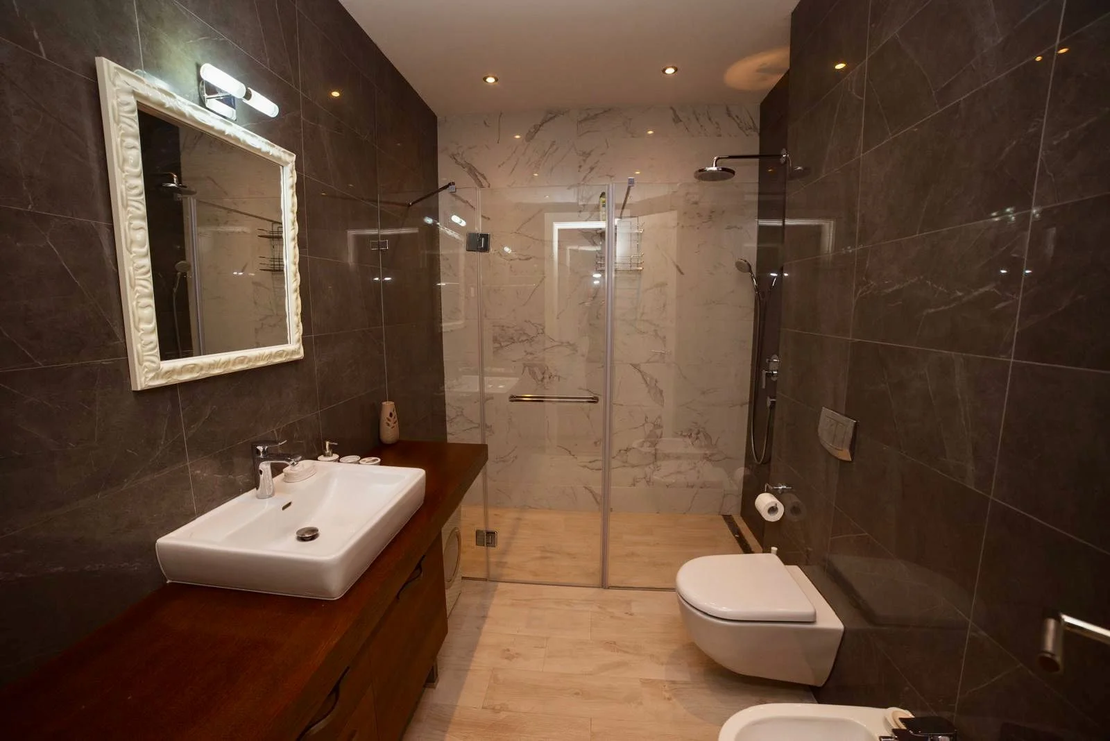 Budva'nın tam merkezinde, 2 yatak odalı lüks daire kiralık