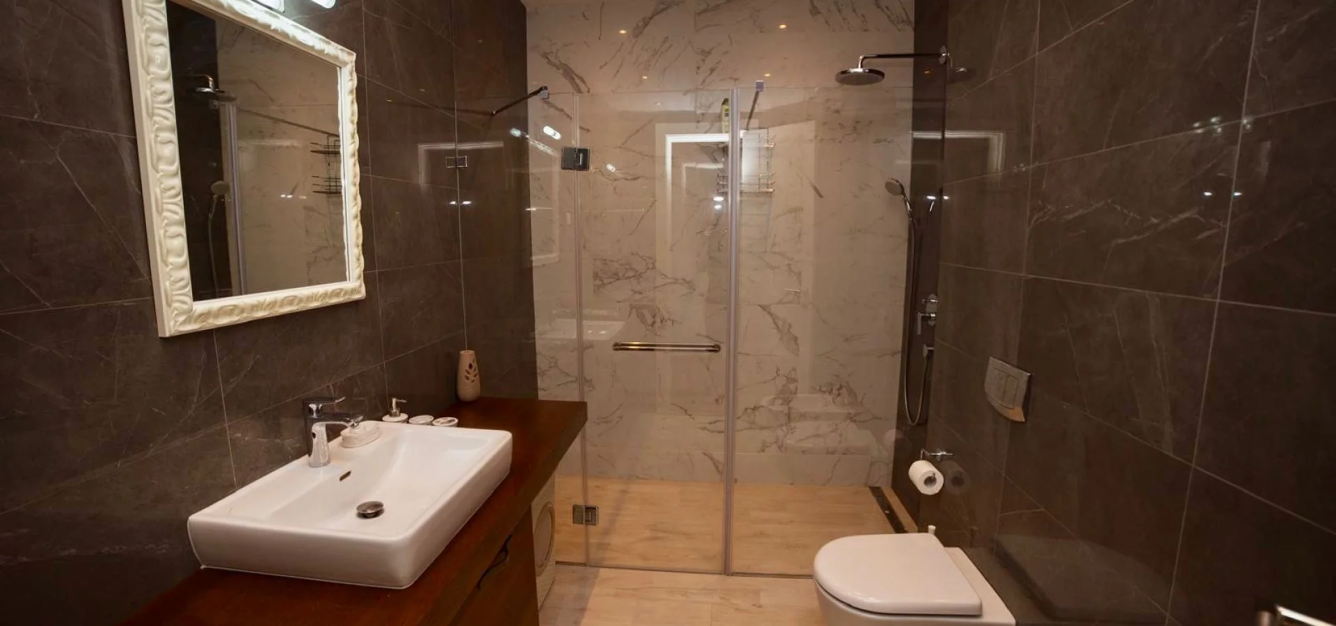 Budva'nın tam merkezinde, 2 yatak odalı lüks daire kiralık