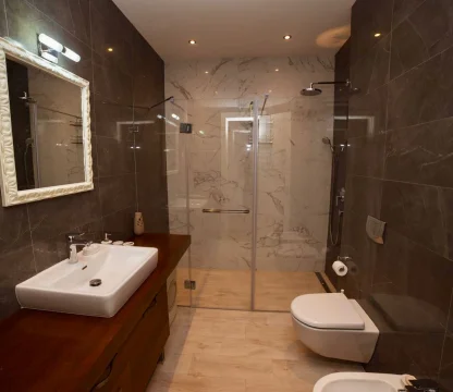 Budva'nın tam merkezinde, 2 yatak odalı lüks daire kiralık