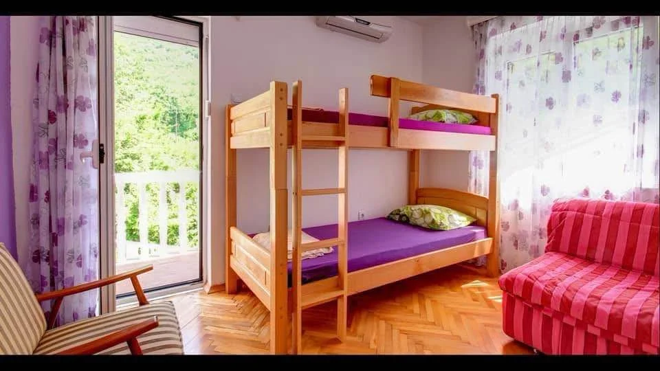 Budva da Özel havuzlu   2 + 1  Müstakil ev