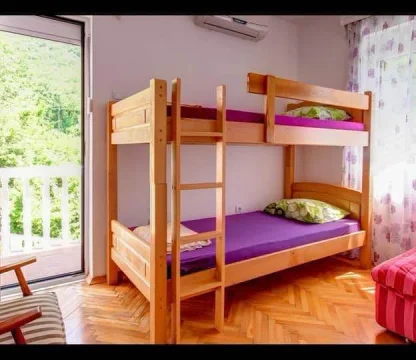 Budva da Özel havuzlu   2 + 1  Müstakil ev