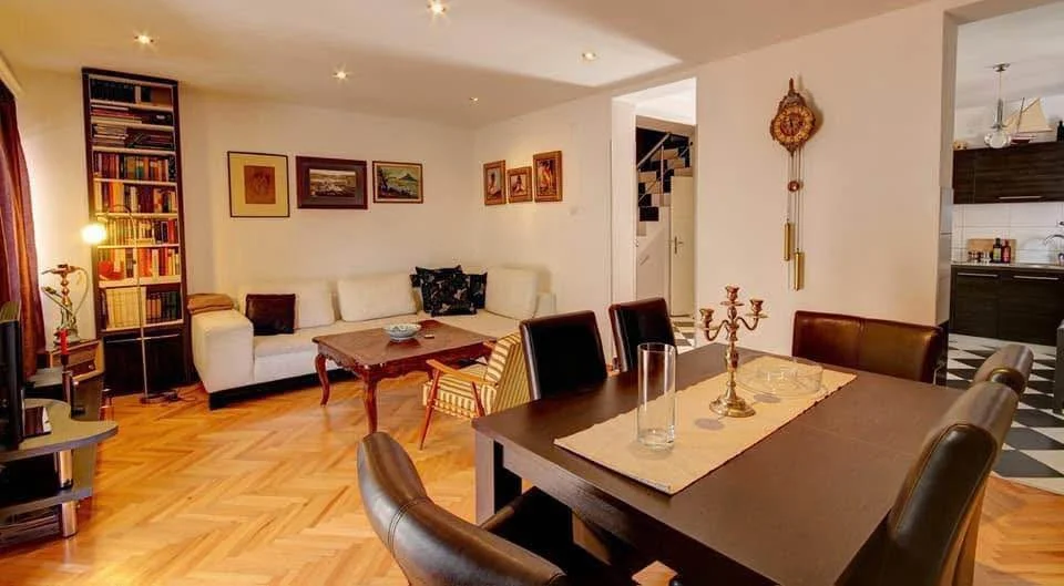 Budva da Özel havuzlu   2 + 1  Müstakil ev