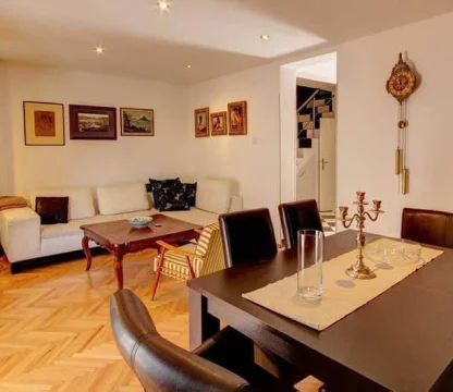 Budva da Özel havuzlu   2 + 1  Müstakil ev