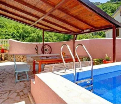 Budva da Özel havuzlu   2 + 1  Müstakil ev