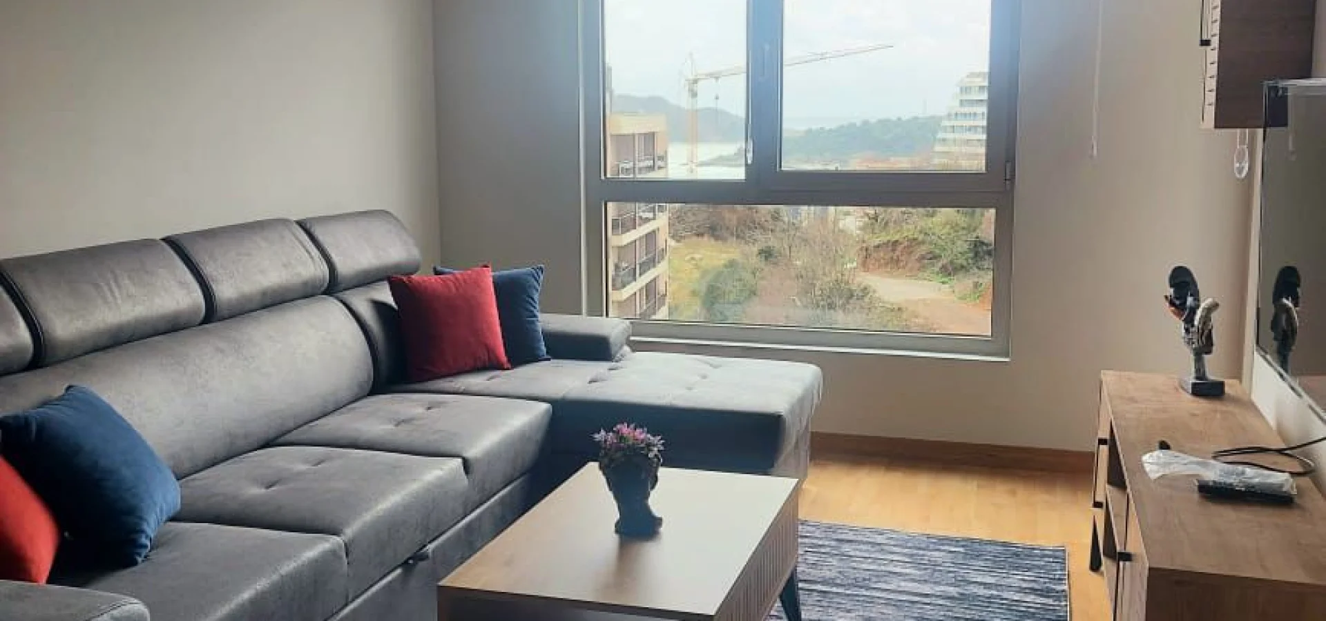 Beciçi de 1+1 Yıllık kiralık  daire deniz manzaralı