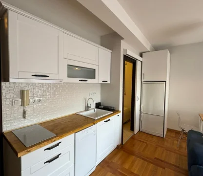 Beciçi de Splendid otelin karşısında 1+1 kiralık daire