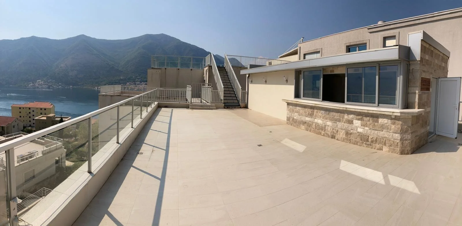 kotor dobrotada 1+0 studyo daıre satılık  otopark  ile