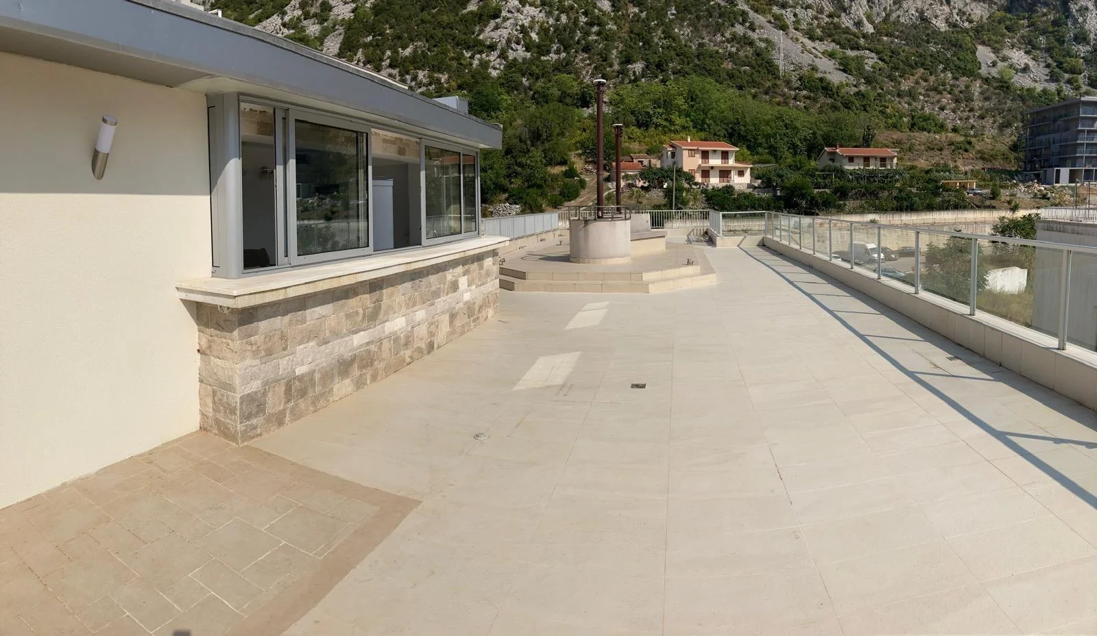 kotor dobrotada 1+0 studyo daıre satılık  otopark  ile