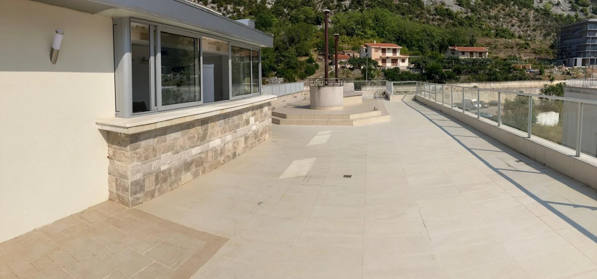 kotor dobrotada 1+0 studyo daıre satılık  otopark  ile