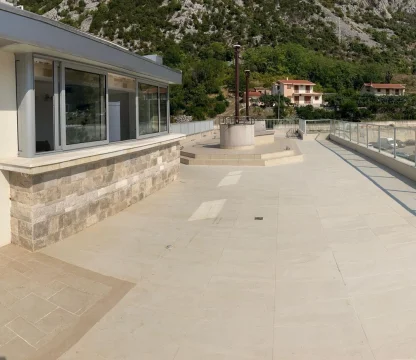 kotor dobrotada 1+0 studyo daıre satılık  otopark  ile
