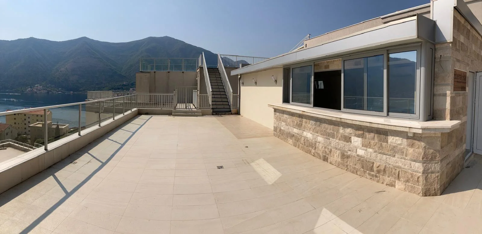 kotor dobrotada 1+0 studyo daıre satılık  otopark  ile