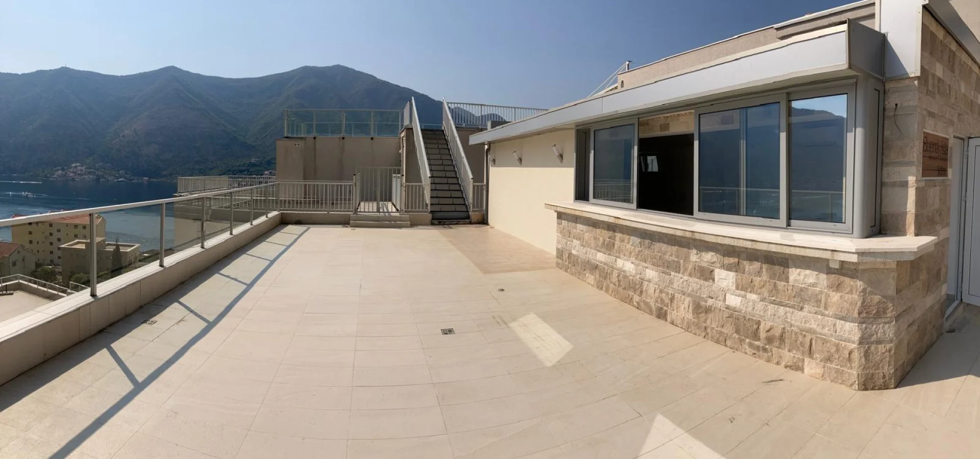 kotor dobrotada 1+0 studyo daıre satılık  otopark  ile