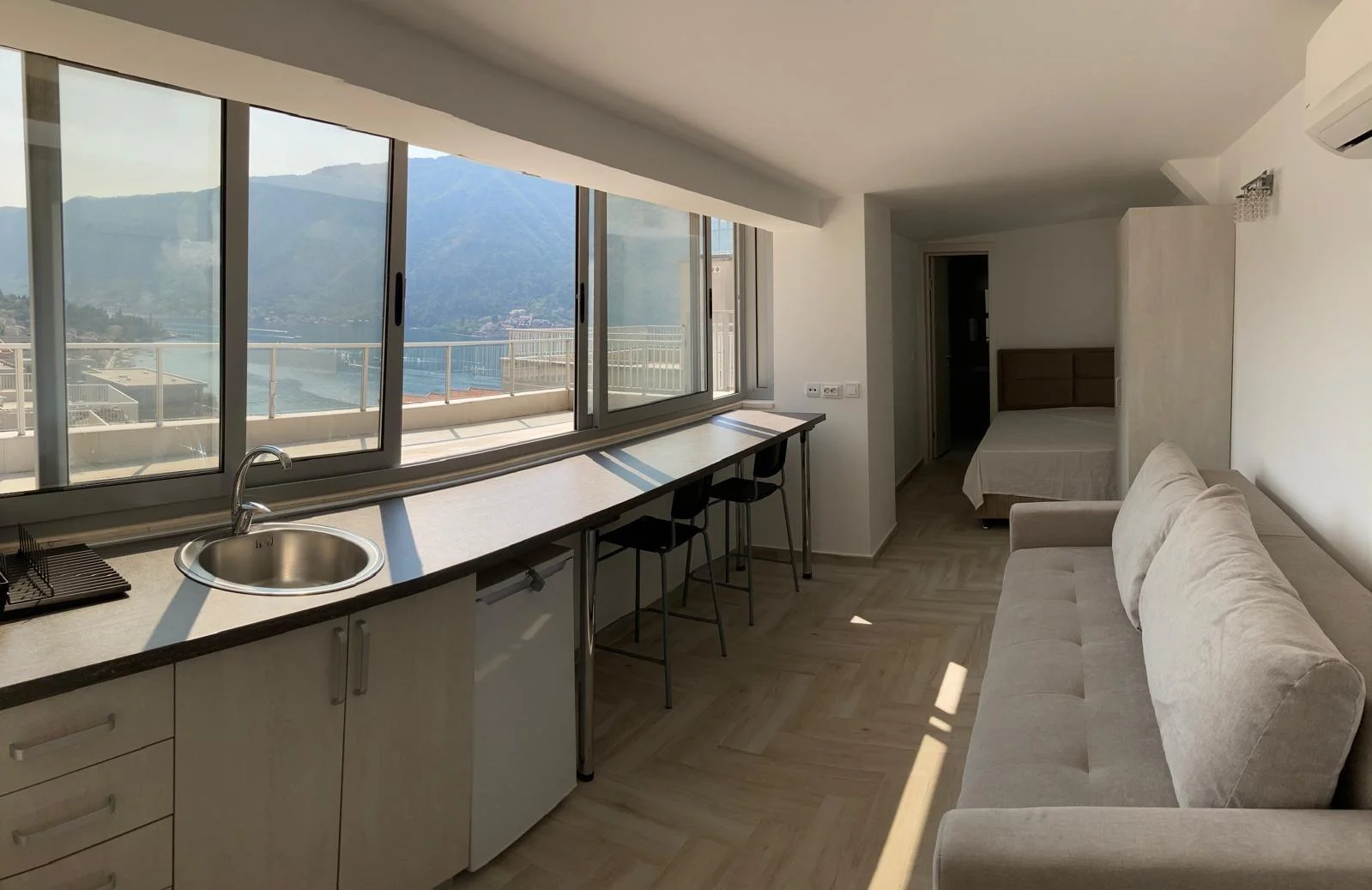 kotor dobrotada 1+0 studyo daıre satılık  otopark  ile