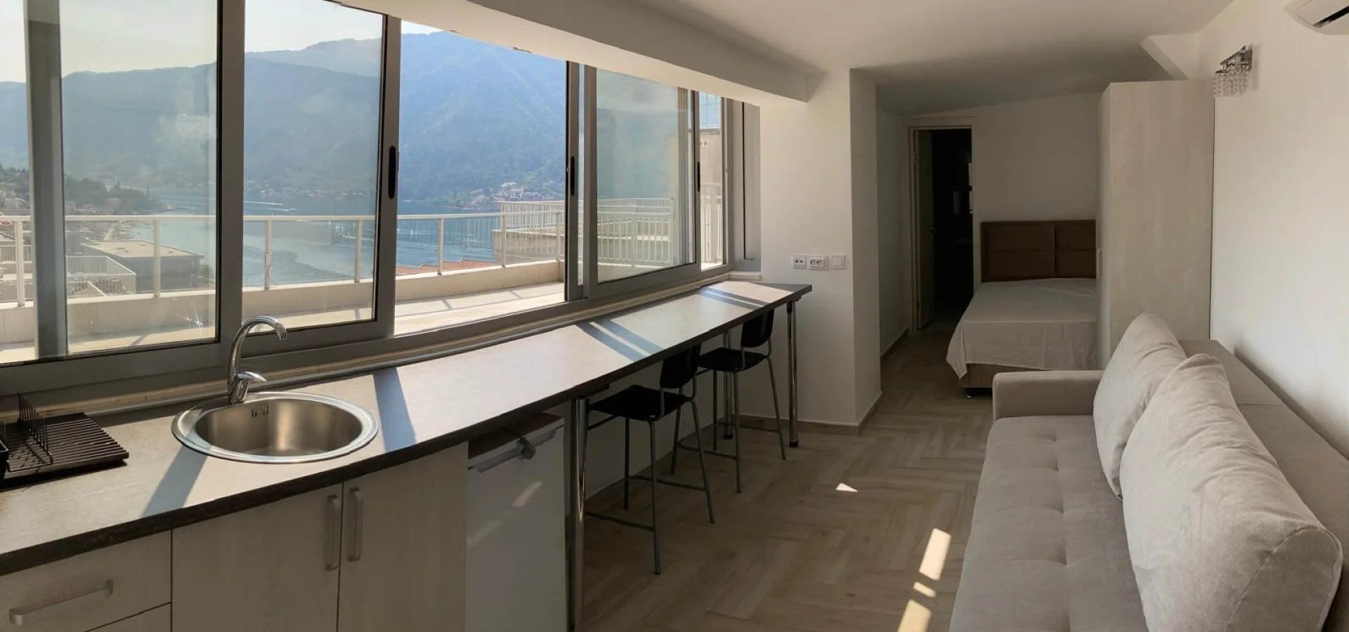 kotor dobrotada 1+0 studyo daıre satılık  otopark  ile