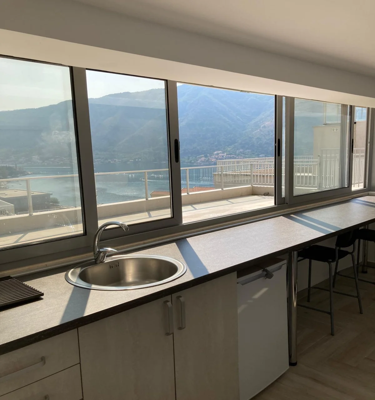 kotor dobrotada 1+0 studyo daıre satılık  otopark  ile