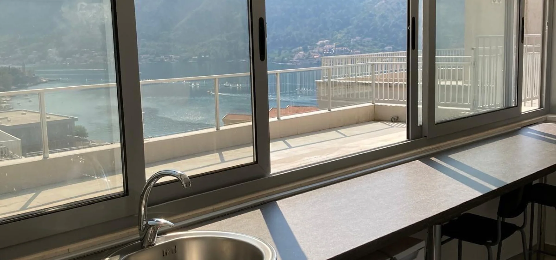 kotor dobrotada 1+0 studyo daıre satılık  otopark  ile