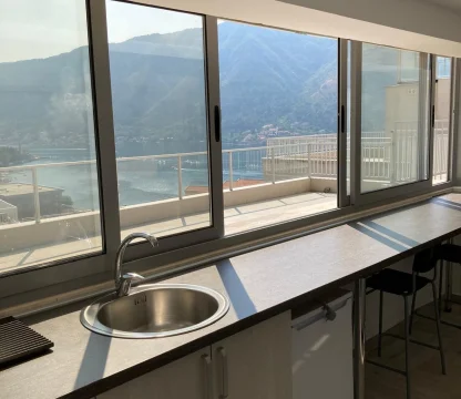 kotor dobrotada 1+0 studyo daıre satılık  otopark  ile