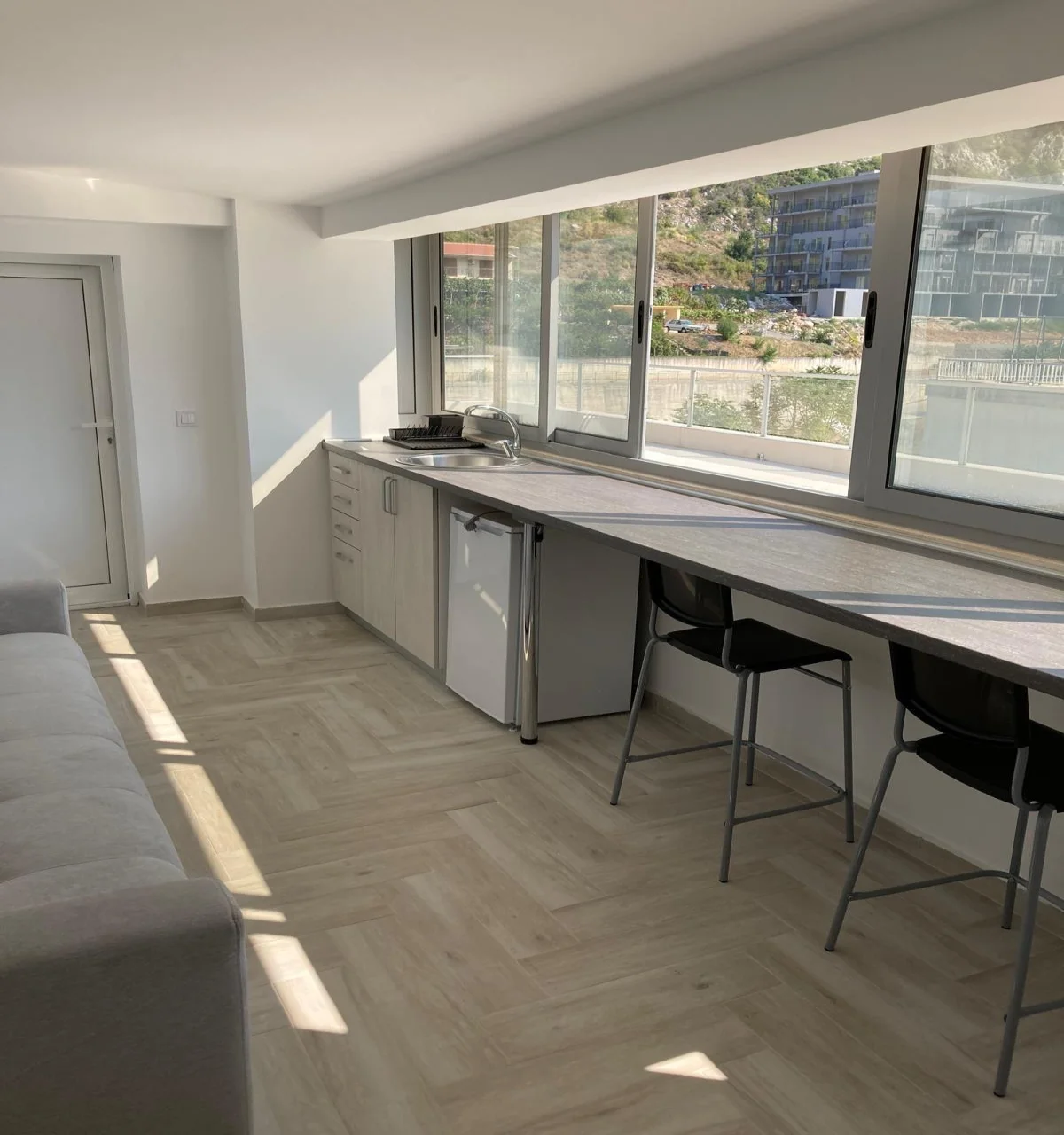 kotor dobrotada 1+0 studyo daıre satılık  otopark  ile