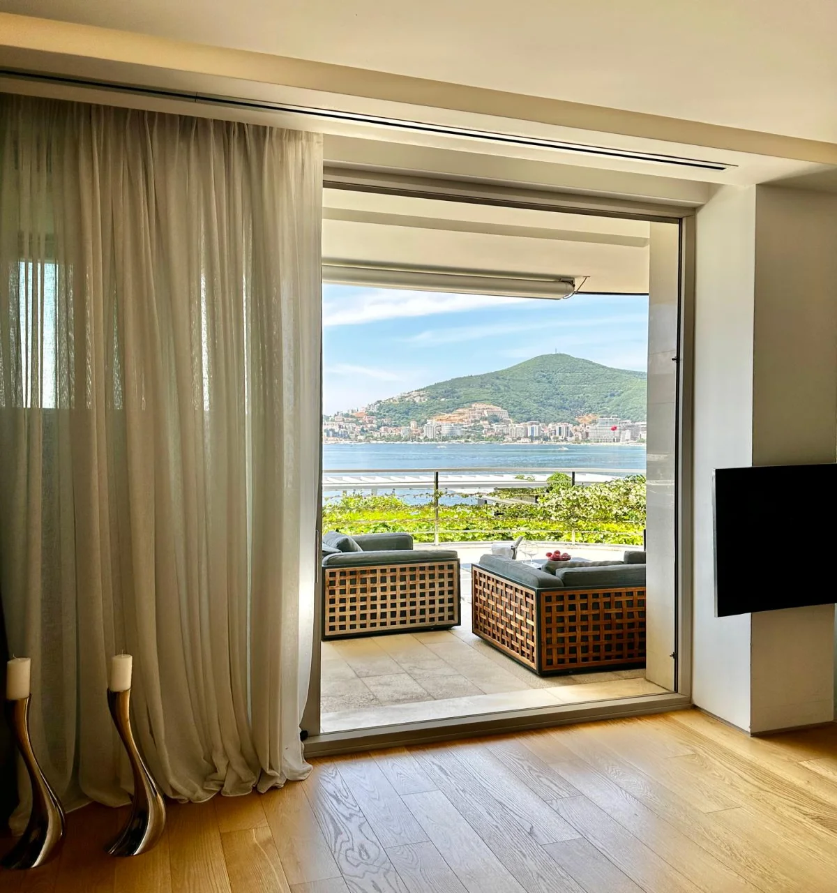Dukley Gardens’ta Deniz Manzaralı Lüks Zemin Kat 2+1 Daire – 159 m²