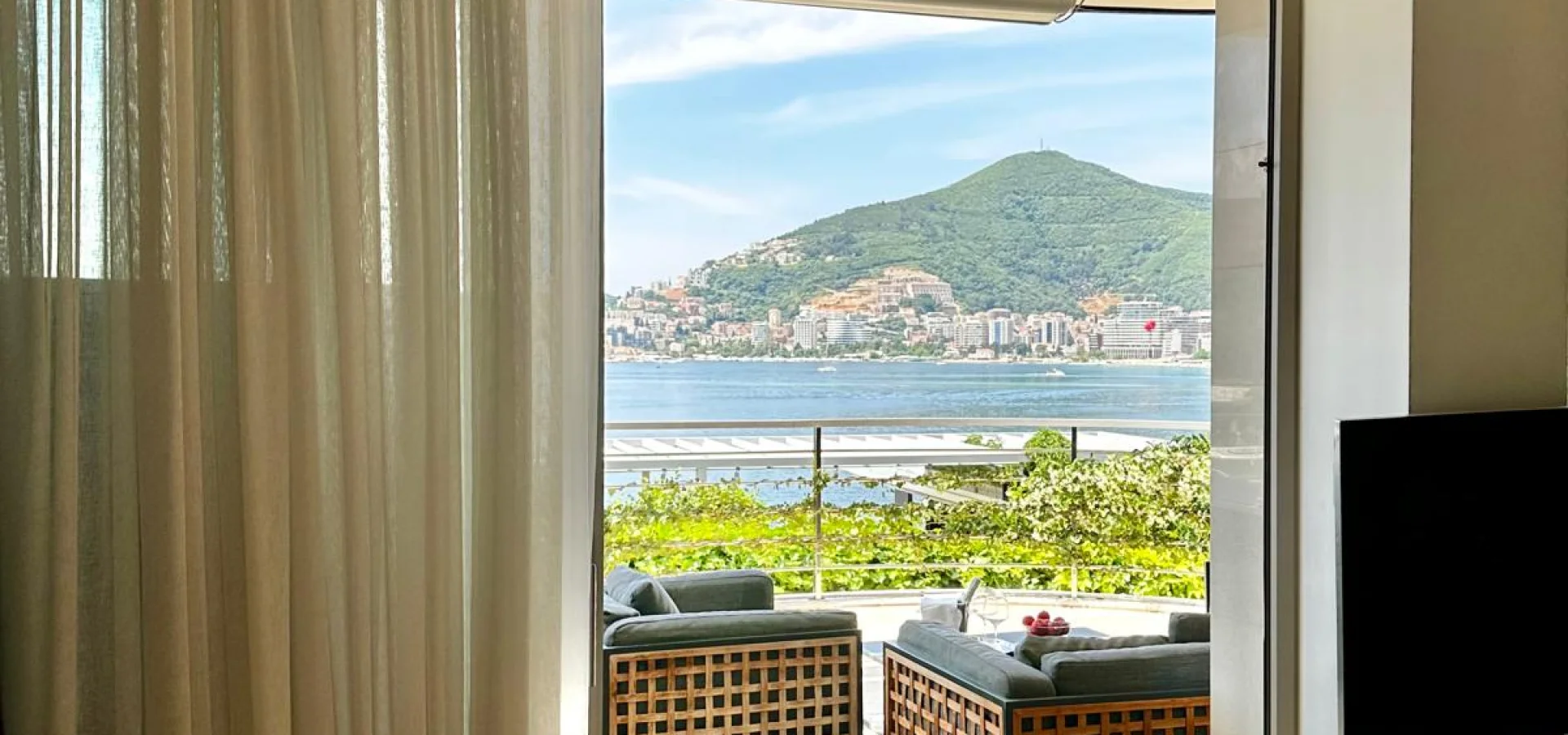 Dukley Gardens’ta Deniz Manzaralı Lüks Zemin Kat 2+1 Daire – 159 m²