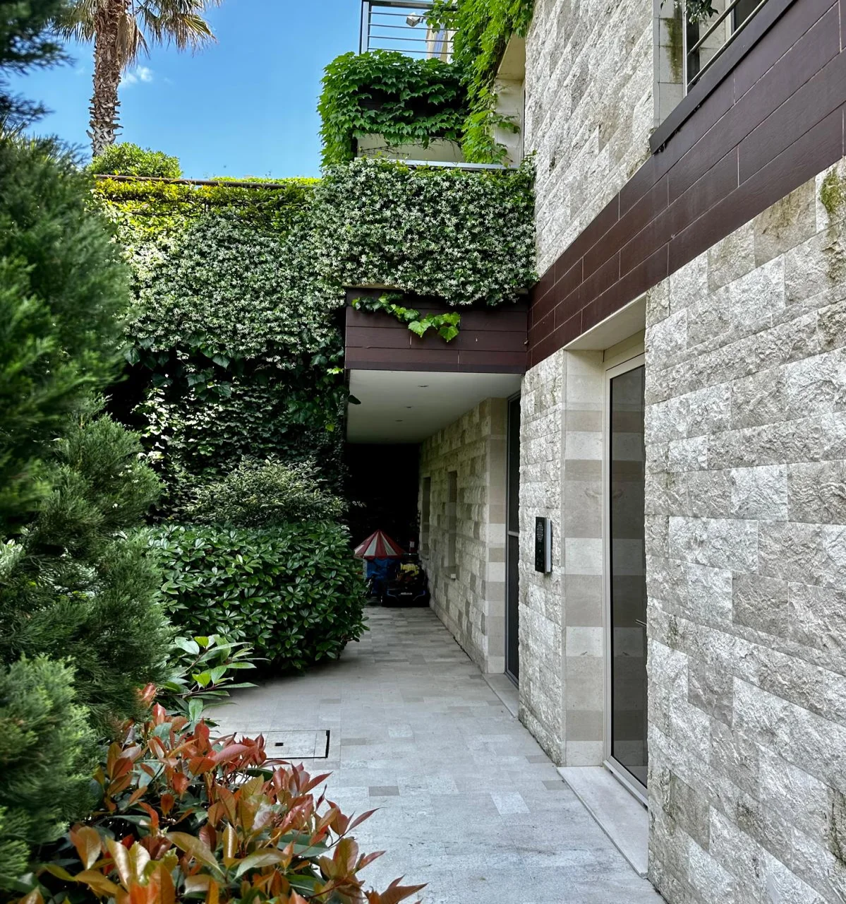 Dukley Gardens’ta Deniz Manzaralı Lüks Zemin Kat 2+1 Daire – 159 m²