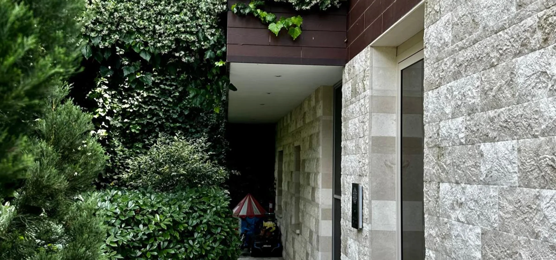 Dukley Gardens’ta Deniz Manzaralı Lüks Zemin Kat 2+1 Daire – 159 m²