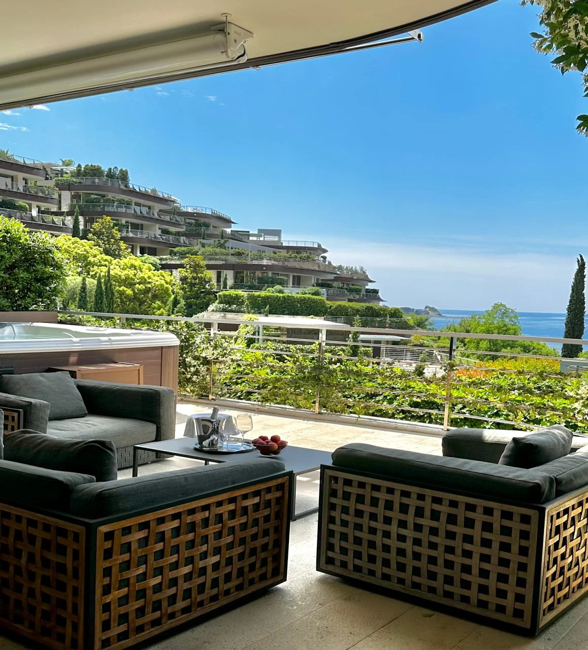 Dukley Gardens’ta Deniz Manzaralı Lüks Zemin Kat 2+1 Daire – 159 m²