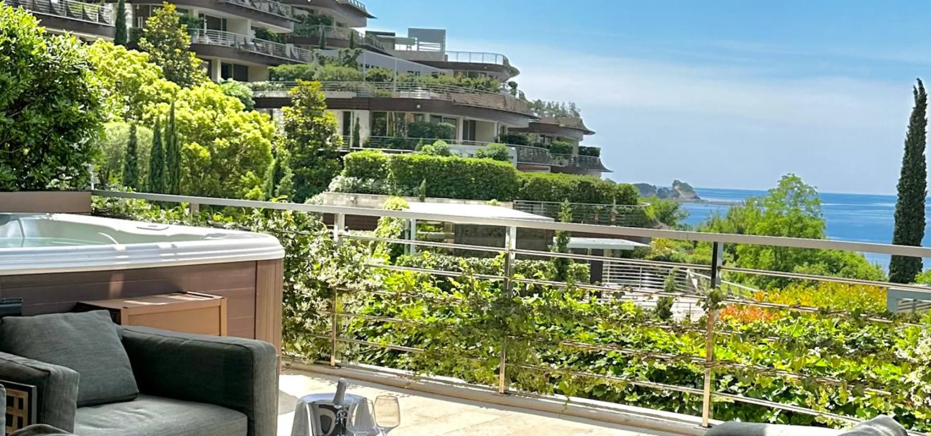 Dukley Gardens’ta Deniz Manzaralı Lüks Zemin Kat 2+1 Daire – 159 m²