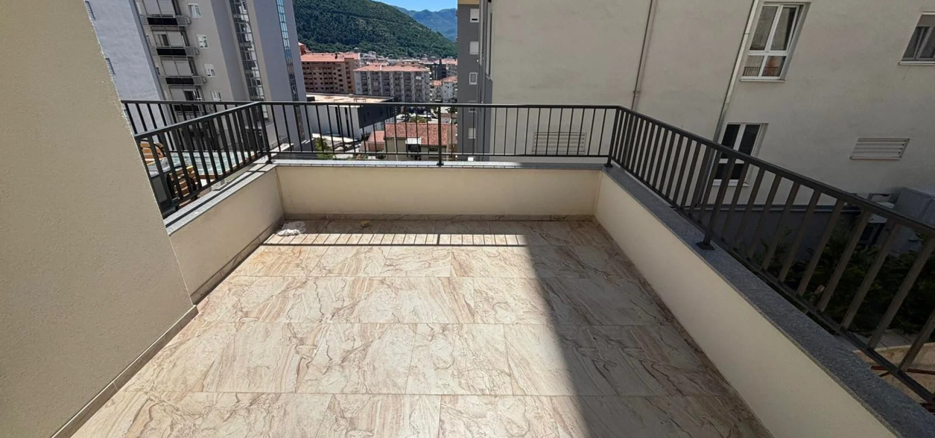 Budva'da yeni binada 1+1 satılık  daire 