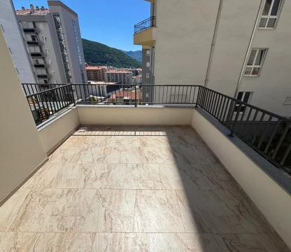 Budva'da yeni binada 1+1 satılık  daire 