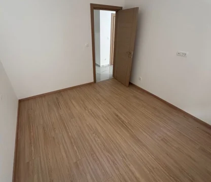 Budva'da yeni binada 1+1 satılık  daire 