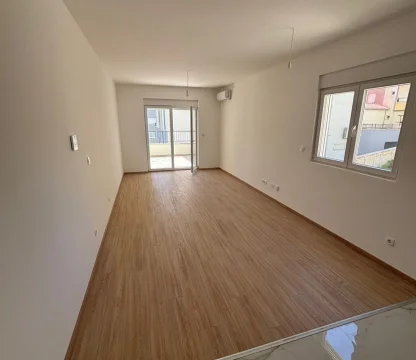 Budva'da yeni binada 1+1 satılık  daire 