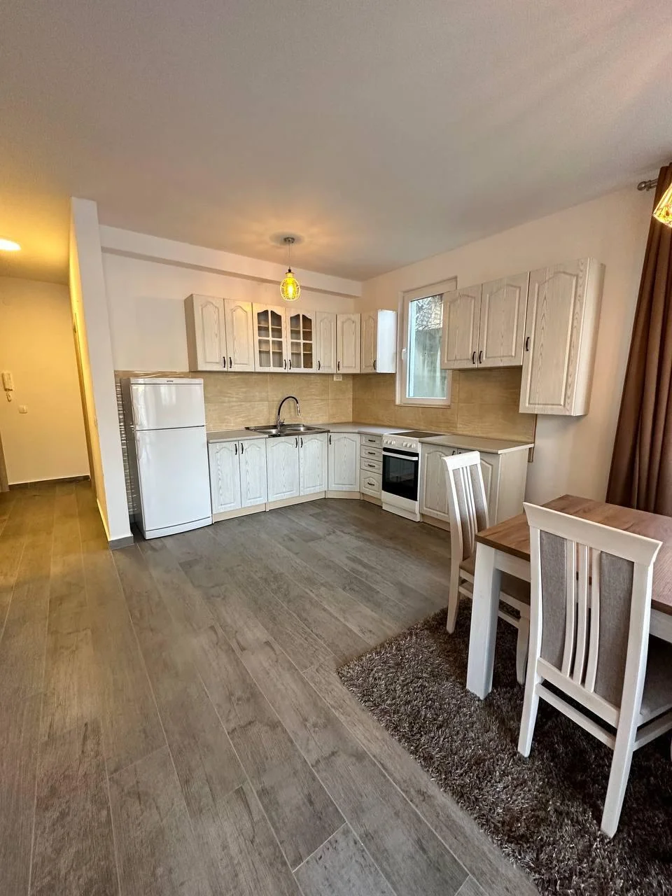 Budva da  1 + 1  satılık geniş daire