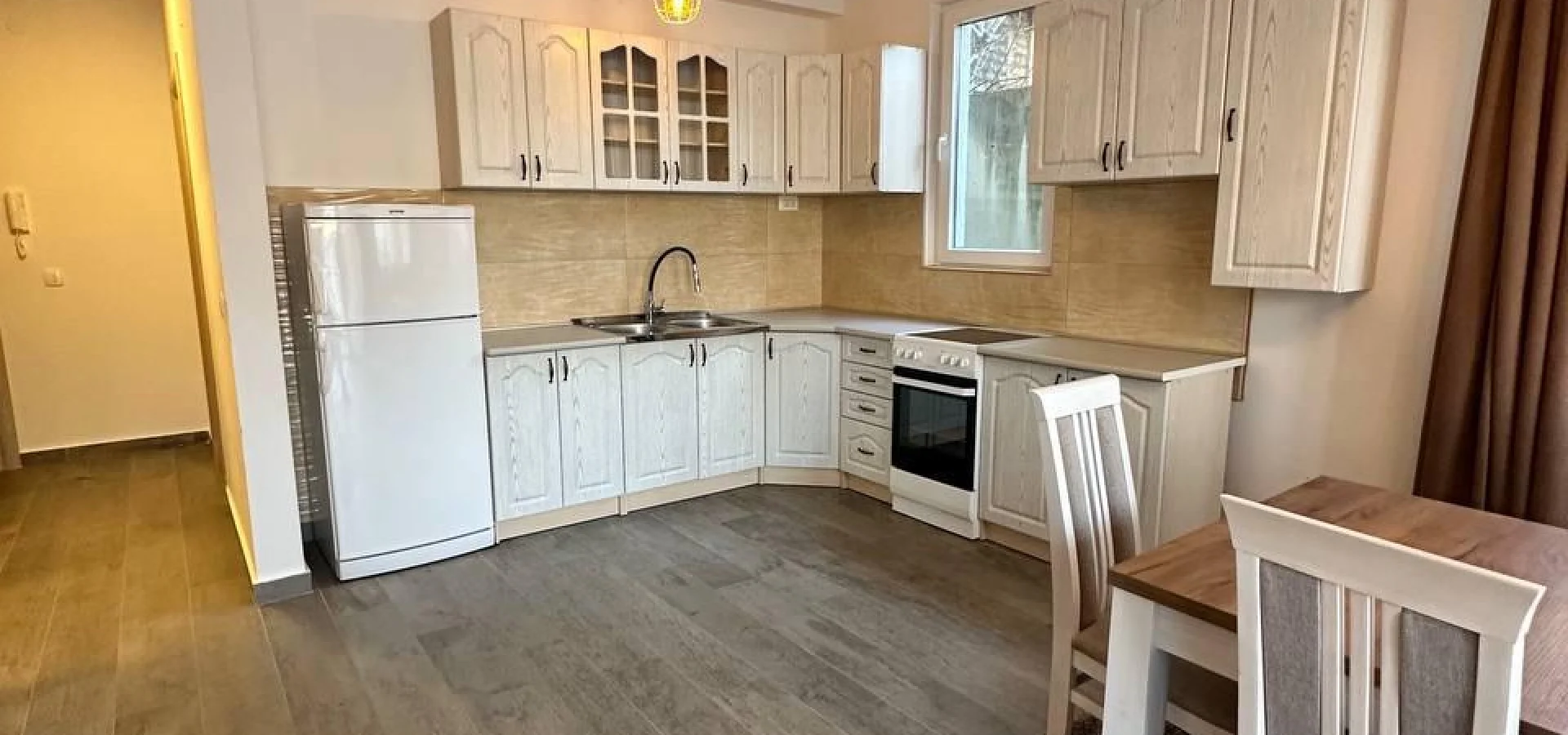 Budva da  1 + 1  satılık geniş daire