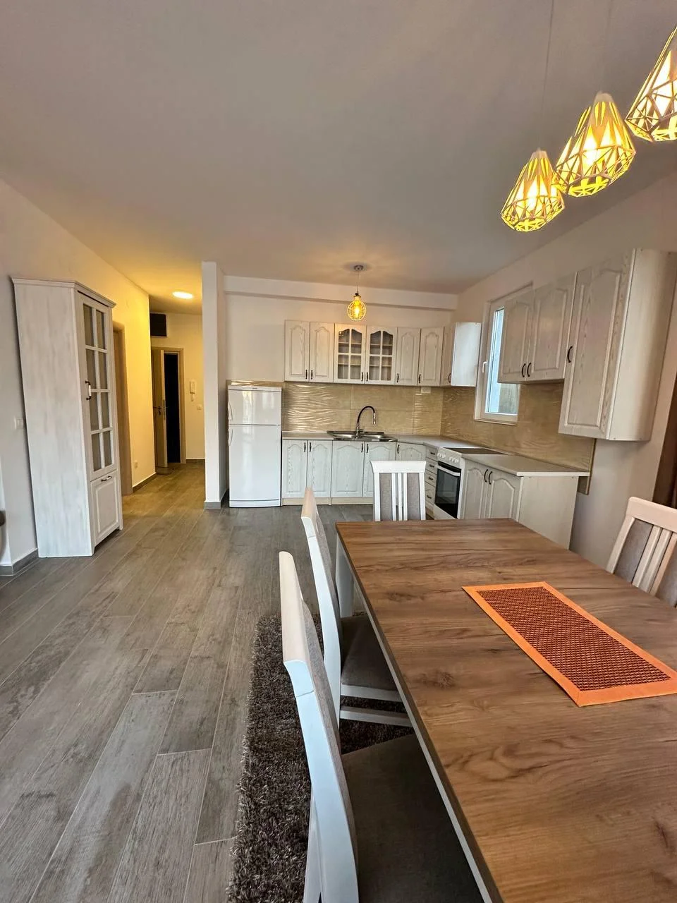 Budva da  1 + 1  satılık geniş daire