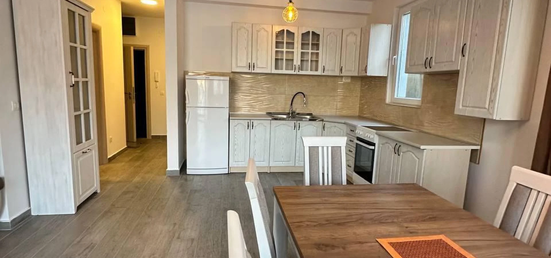 Budva da  1 + 1  satılık geniş daire