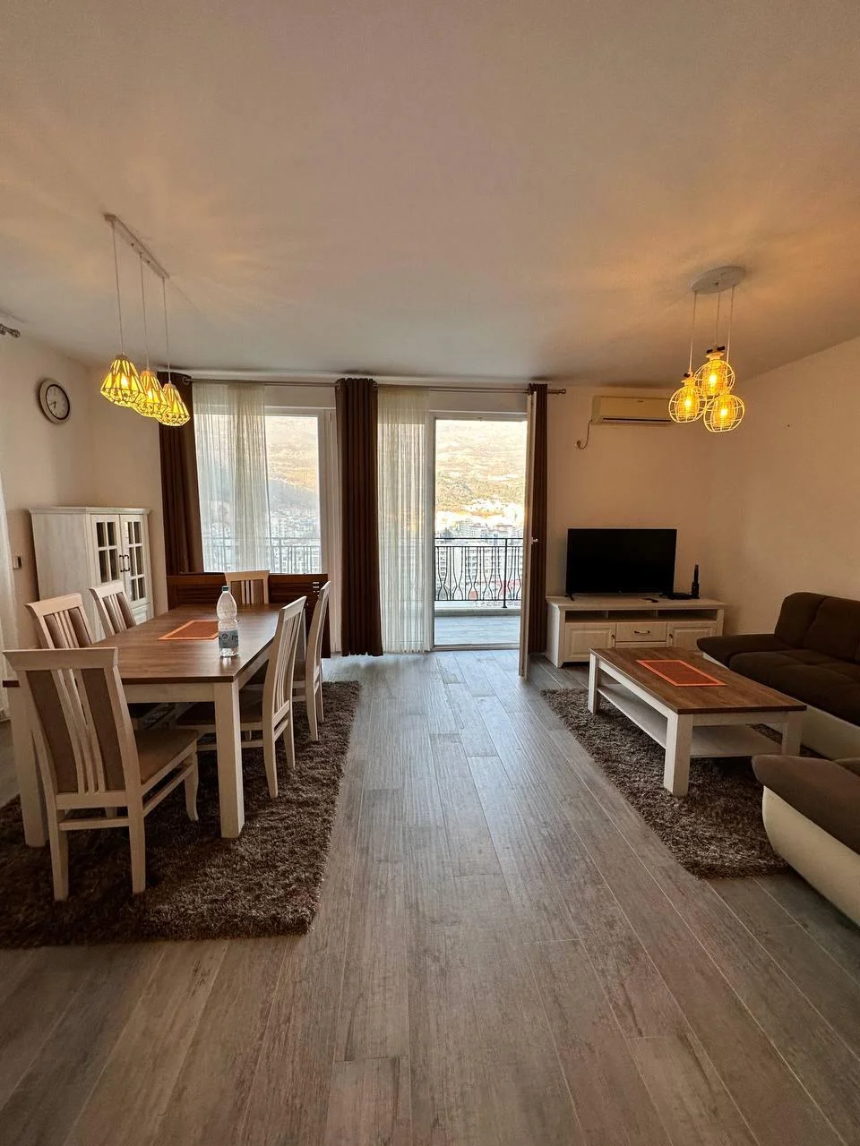 Budva da  1 + 1  satılık geniş daire